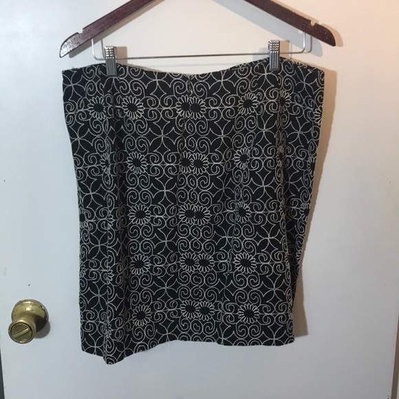 Bandolino black skirt with cream floral stitching - Picture 4 of 4